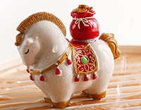 Статуэтка "Конь с мешочком золота"- фигурка, меняющая цвет