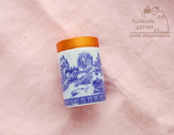 Маленькая фарфоровая чайница